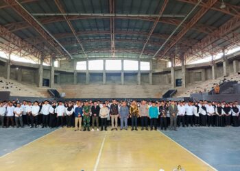 KPU Konsel saat foto bersama ribuan PPS Pilkada usai pelantikan