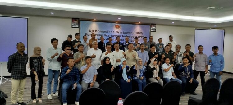 Foto bersama peserta UKW dan para penguji