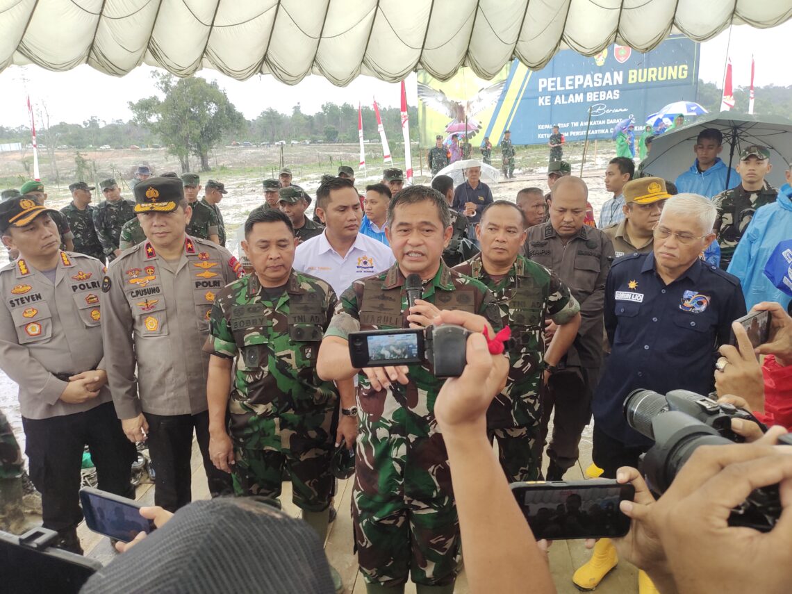 KASAD saat wawancara dengan sejumlah wartawan terkait kegiatan kunjungan kerja di Sultra