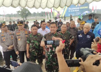 KASAD saat wawancara dengan sejumlah wartawan terkait kegiatan kunjungan kerja di Sultra