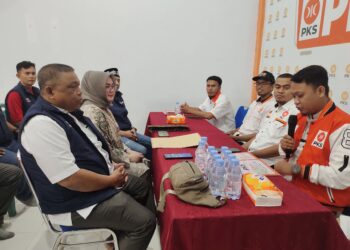 SKI saat mengembalikan berkas pendaftaran Cawali Kendari yang diterima oleh Tim Penjaringan PKS dan dinyatakan lengkap