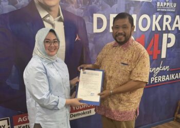 Siska Karina Imran (SKI) saat menerima surat tugas dari DPP Partai Demokrat