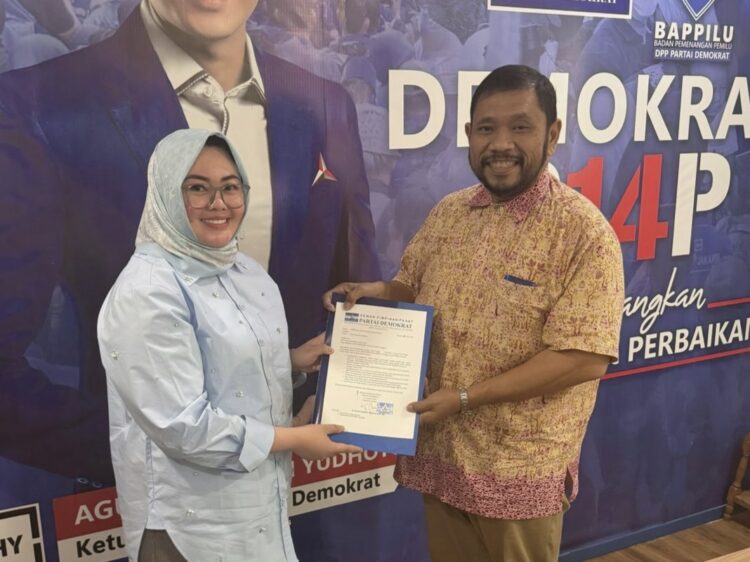 Siska Karina Imran (SKI) saat menerima surat tugas dari DPP Partai Demokrat