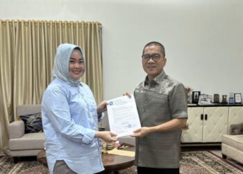 Siska Karina Imran (SKI) saat menerima surat rekomendasi dari DPP PAN