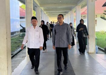 Tim Protokoler Kepresidenan saat meninjau RS Kota Kendari