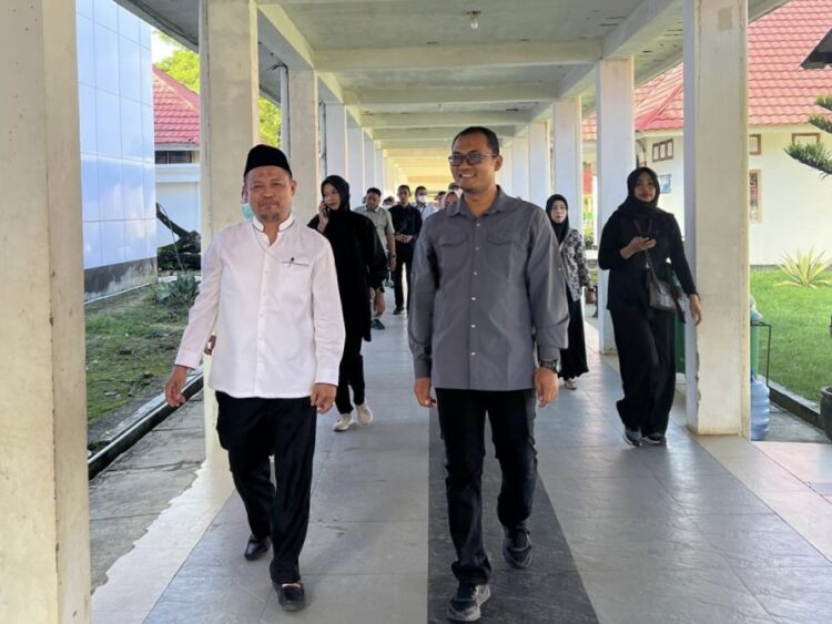 Tim Protokoler Kepresidenan saat meninjau RS Kota Kendari