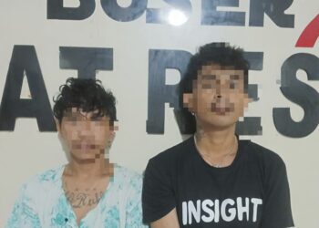 Tersangka AL dan AGS saat diamankan Tim Buser77 Satreskrim Polresta Kendari