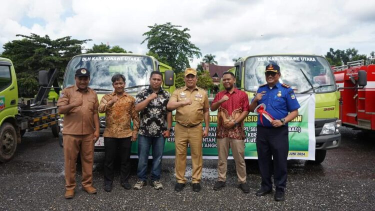 Bupati Ruksamin usai menyerahkan armada baru kepada dua Dinas di Kabupaten Konawe Utara