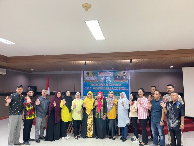 Sesi foto bersama petugas Call Center SAPA Konsel