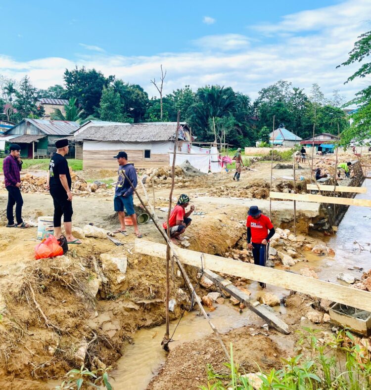 Sudirman saat memantau pekerjaan infrastruktur di salah satu tempat rawan banjir di Kota Kendari