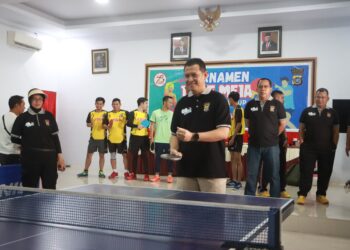 Kapolresta Kendari saat membuka turnamen Tenis Meja