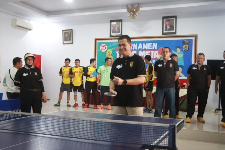 Kapolresta Kendari saat membuka turnamen Tenis Meja