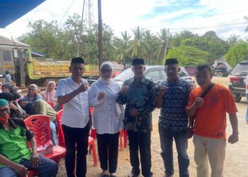 Warga Kecamatan Wolo saat foto bersama Bacabup Kolaka Hj Nur Endang Abbas