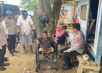 Penyandang disabilitas usai menerima bantuan alat kesehatan yang diserahkan langsung oleh Wakapolresta Kendari