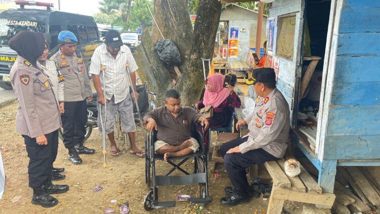 Penyandang disabilitas usai menerima bantuan alat kesehatan yang diserahkan langsung oleh Wakapolresta Kendari