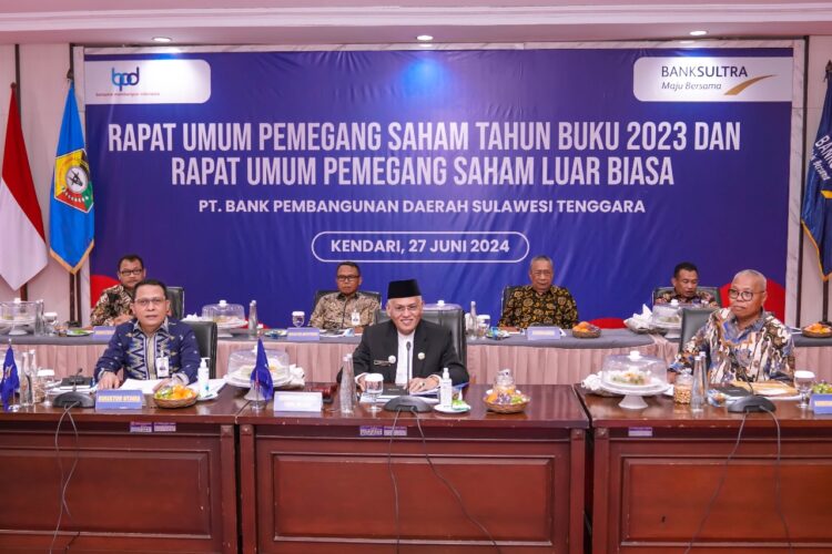 Sekda Provinsi Asrun Lio saat memimpin RUPS Ba tahun buku 2023