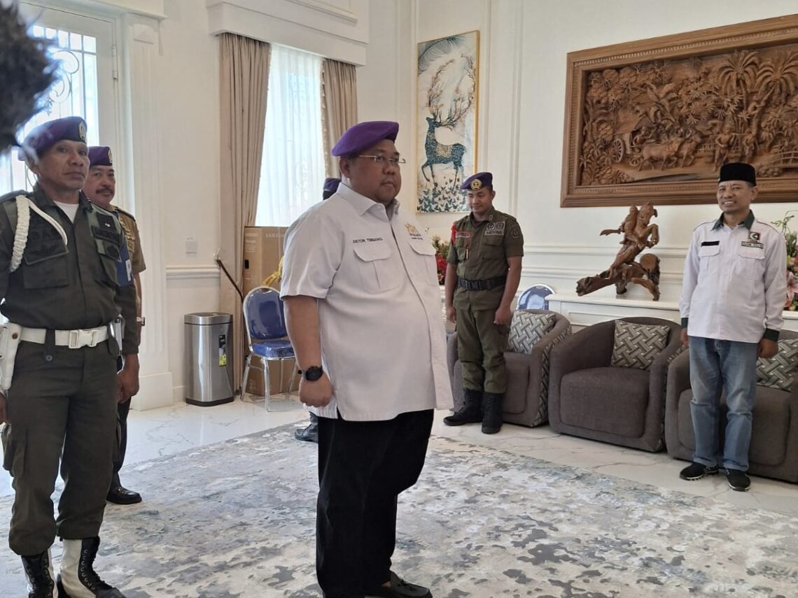 Anton Timbang Didaulat Jadi Anggota Dewan Kehormatan IARMI Sultra 10 Anton Timbang saat didaulat menjadi anggota Dewan Kehormatan IARMI Sultra