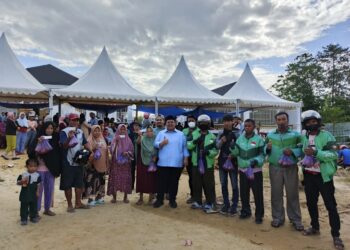 Yudhianto saat bersama masyarakat Kota Kendari usai membagikan daging kurban