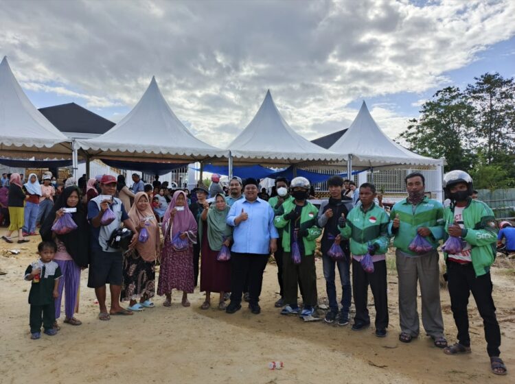 Yudhianto saat bersama masyarakat Kota Kendari usai membagikan daging kurban