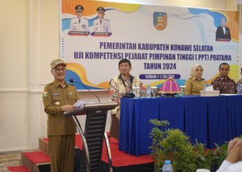 Bupati Konsel, H Surunuddin Dangga saat membuka kegiatan uji kompetensi PPT Pratama