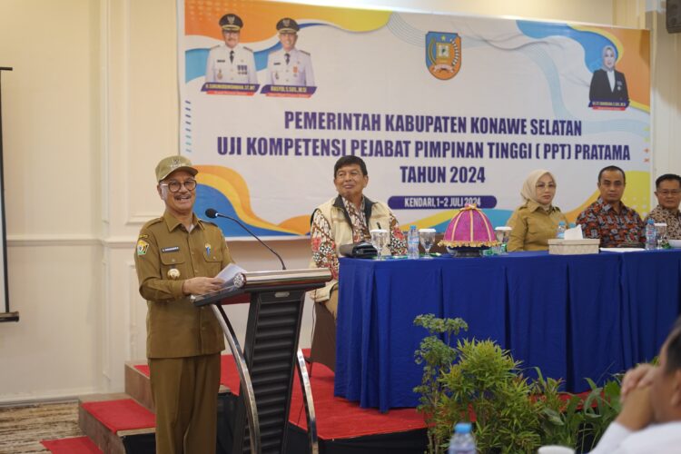 Bupati Konsel, H Surunuddin Dangga saat membuka kegiatan uji kompetensi PPT Pratama