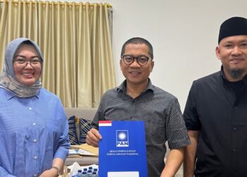 Paslon Siska-Sudirman saat menerima SK dukungan dari DPP PAN pada 2 Juli kemarin