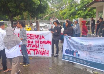 LINK Sultra saat menggelar aksi di Kantor BPN Sultra