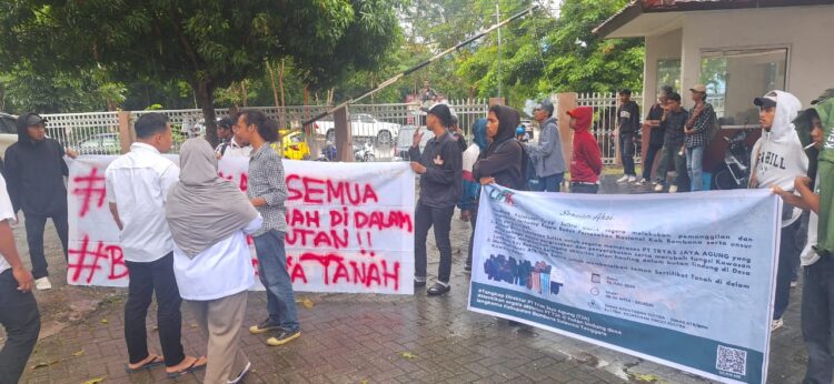 LINK Sultra saat menggelar aksi di Kantor BPN Sultra