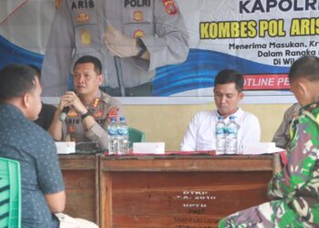 Kapolresta Kendari saat mendengarkan keluhan masyarakat lewat Jumat Curhat