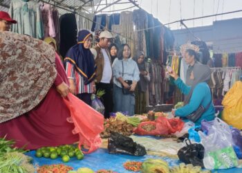 Herman Pambahako saat memgunjungi pasar Ambololi Kecamatan Konda