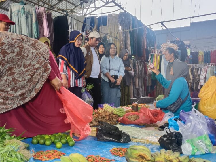 Herman Pambahako saat memgunjungi pasar Ambololi Kecamatan Konda