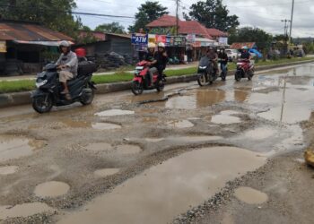 Kondisi ruas jalan semakin parah di Jalan Brigjen M. Katamso Kecamatan Baruga