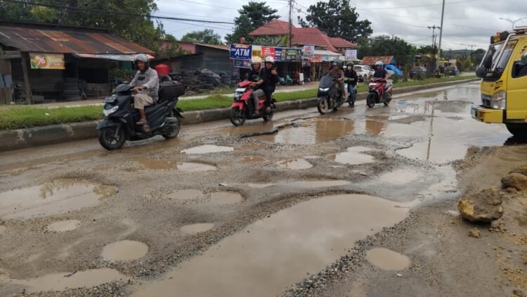 Kondisi ruas jalan semakin parah di Jalan Brigjen M. Katamso Kecamatan Baruga