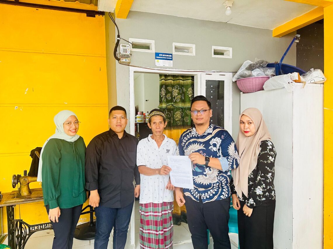 Kuasa Hukum, Tri Mandala P. Erindo, bersama keluarga Agung Kurniawan