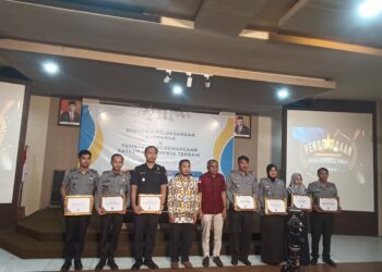 Penerimaan penghargaan IKPA dari KPPN Kendari