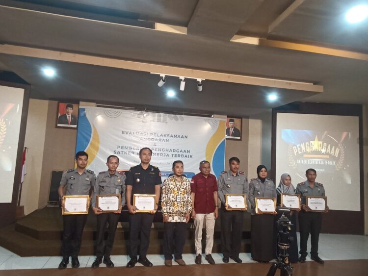 Penerimaan penghargaan IKPA dari KPPN Kendari