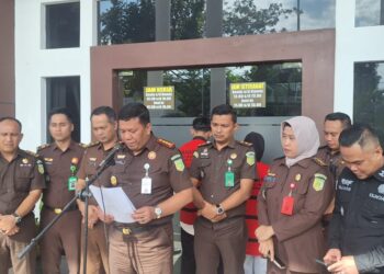 Proses penyerahan tersangka dan barang bukti kasus pembunuhan mertua kepada JPU Kejari Kendari