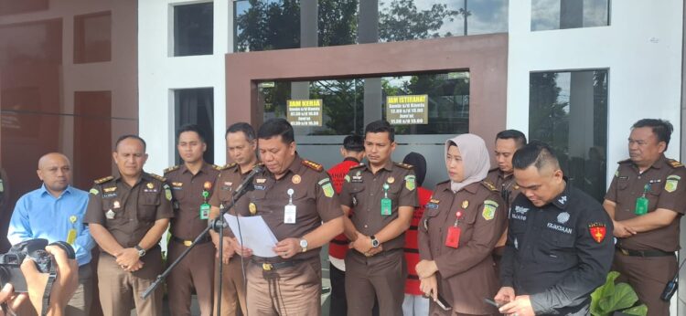 Proses penyerahan tersangka dan barang bukti kasus pembunuhan mertua kepada JPU Kejari Kendari