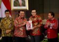 Menteri Hukum dan HAM RI, Yasonna.H Laoly saat menerima Opini WTP dari BPK