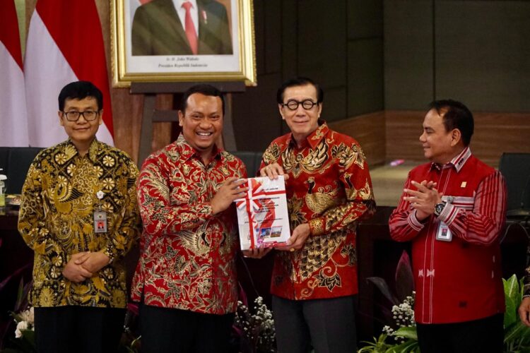 Menteri Hukum dan HAM RI, Yasonna.H Laoly saat menerima Opini WTP dari BPK