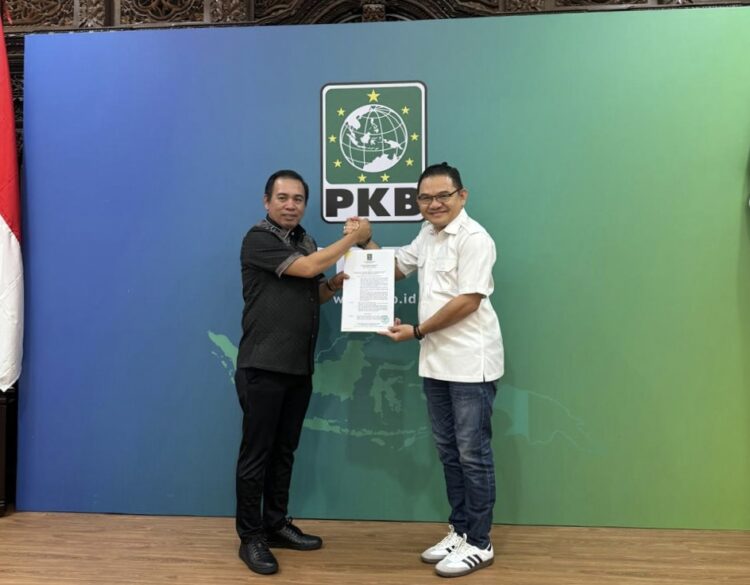 Ketua Dewan Pengurus Wilayah (DPW) PKB Sultra, Jaelani saat menyerahkan rekomendasi kepada Cabup Konsel Herman Pambahako