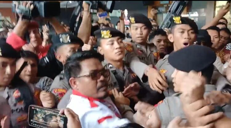 Suasana saling dorong antara Polisi dan Ormas, hingga terjadi kekerasan terhadap jurnalis