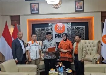 Presiden PKS saat menyerahkan surat tugas kepada Nur Endang Abbas