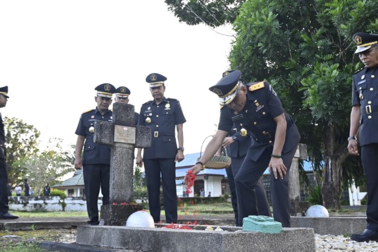 Kakanwil Kemenkumham Sultra saat tabur bunga di TMP Watubangga