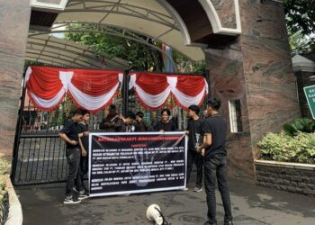 Koalisi Aktivis Sultra-Jakarta saat melaporkan tiga perusahaan di Konut terkait kejahatan pertambangan di Kejagung RI