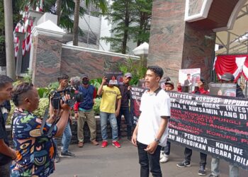 DPP RMN saat aksi di depan Kantor Kejagung RI