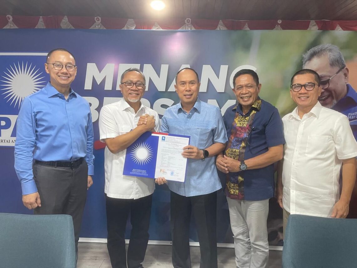 Resmi Dapatkan B1KWK PAN, ASR-Hugua Makin Siap Melaju Pilgub Sultra 10 Ketum PAN saat menyerahkan B1KWK kepada ASR-Hugua