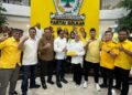 Siska-Sudirman saat menerima B1KWK dari Partai Golkar