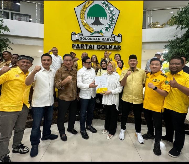 Siska-Sudirman saat menerima B1KWK dari Partai Golkar