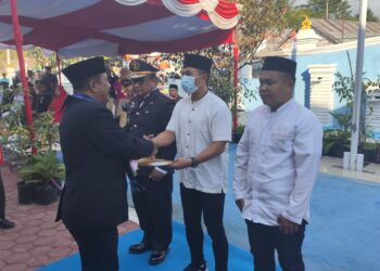 Dua Napi Rutan Unaaha saat menerima remisi kemerdekaan